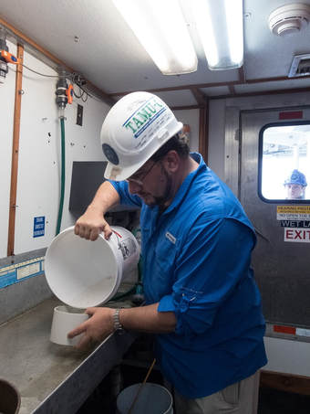 simon-concentrating-a-plankton-sample-1